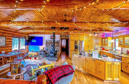 Colgate Casa | Rustic Charm: Pewaukee Lake Cabin, Sauna & Hot Tub
