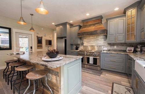 Hendersonville Casa | Rustic-Chic 2BR Cabin w/ Clawfoot Tub | Near Trails