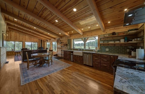 Colonial Pine Hills Cabina | Rustic Custom Timber Frame Cabin