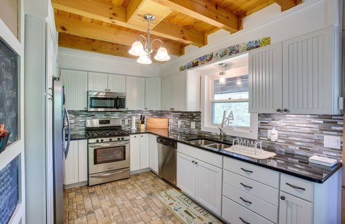 Celina Cabina | Rustic Dale Hollow Lake Cabin - Private Hot Tub!