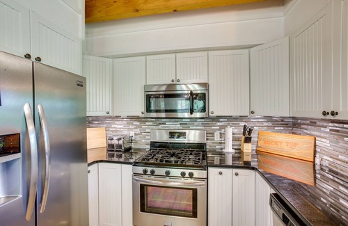 Celina Cabina | Rustic Dale Hollow Lake Cabin - Private Hot Tub!