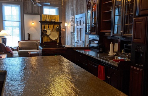 Utica Apartamento | Rustic Downtown Utica Apartment