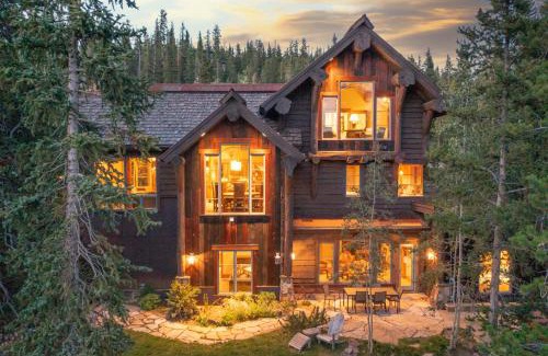 Baldy Mountain Casa | Rustic-elegance wrapped in custom mountain luxury, steps from Baldy Hiking Trail and shuttle stop