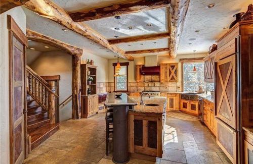 Baldy Mountain Casa | Rustic-elegance wrapped in custom mountain luxury, steps from Baldy Hiking Trail and shuttle stop