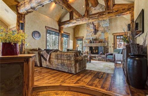 Baldy Mountain Casa | Rustic-elegance wrapped in custom mountain luxury, steps from Baldy Hiking Trail and shuttle stop