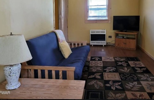 Aldenville Cabaña | Rustic Lake Cottage