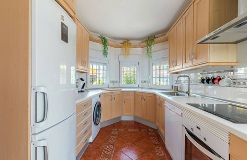 Carranque Chalet De Esquí | Alojamiento rústico con piscina privada de temporada y ubicación estratégica