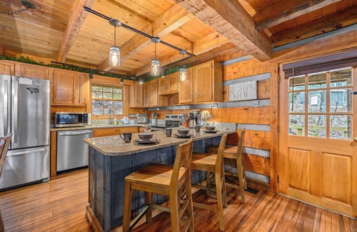 Chalet Village Cabina | Rustic Lux Cabin | Amazing location| Hot Tub| Firepit| Gameroom
