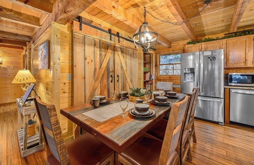 Chalet Village Cabina | Rustic Lux Cabin | Amazing location| Hot Tub| Firepit| Gameroom