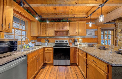 Chalet Village Cabina | Rustic Lux Cabin | Amazing location| Hot Tub| Firepit| Gameroom