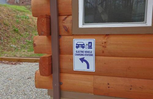 Bryson City Casa | Rustic Modern Cabin with Hot Tub near rafting and Great Smokey Mountains