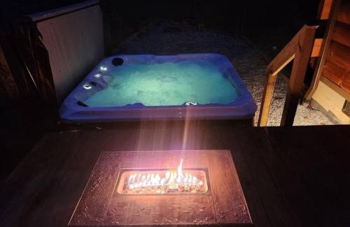 Bryson City Casa | Rustic Modern Cabin with Hot Tub near rafting and Great Smokey Mountains