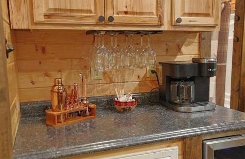 Bryson City Casa | Rustic Modern Cabin with Hot Tub near rafting and Great Smokey Mountains