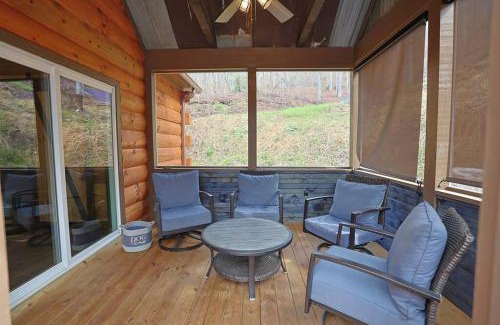Bryson City Casa | Rustic Modern Cabin with Hot Tub near rafting and Great Smokey Mountains