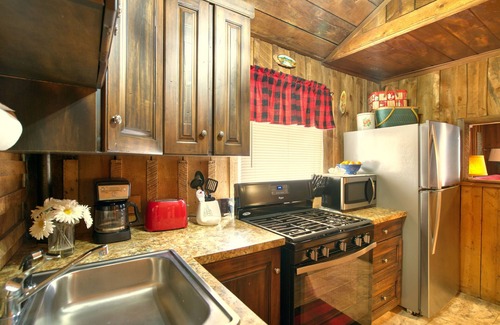 Lyons Cabina | Rustic Riverside Cabin with Patio — Family Escape