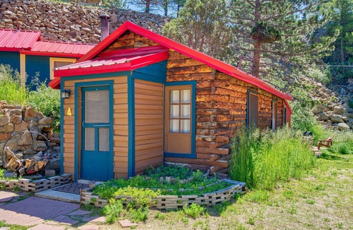 Lyons Cabina | Rustic Riverside Cabin with Patio — Family Escape