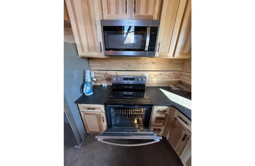 Lewistown Cabina | Rustic Silo Home, Huge Shower, Kitchen, Grill, Fire pit and Sunsets.