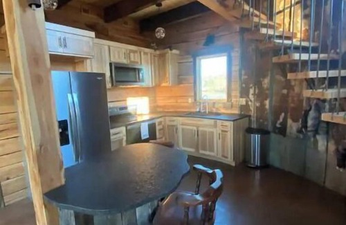 Lewistown Cabina | Rustic Silo Home, Huge Shower, Kitchen, Grill, Fire pit and Sunsets.
