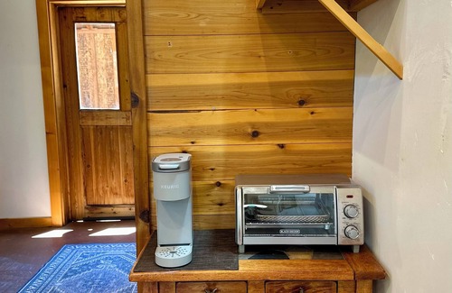 Penn Valley Apartamento | Rustic Studio Getaway in the California Gold Country - Pet Friendly