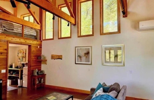 Penn Valley Apartamento | Rustic Studio Getaway in the California Gold Country - Pet Friendly