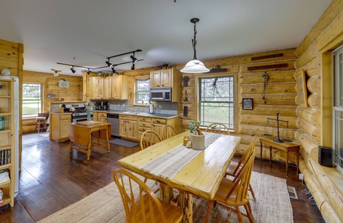 Tustin Cabina | Lavish Tustin Cabin en 7 Acres w / Fire Pit & Porch!