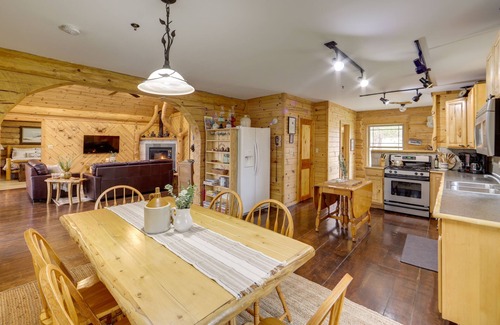Tustin Cabina | Lavish Tustin Cabin en 7 Acres w / Fire Pit & Porch!