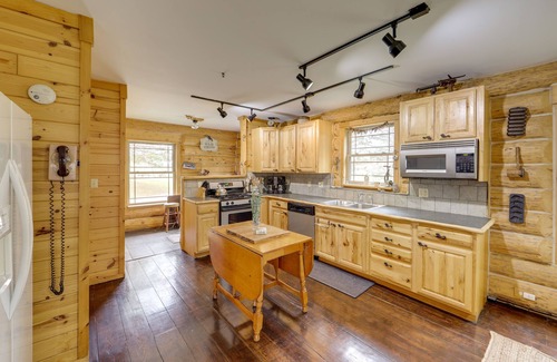 Tustin Cabina | Lavish Tustin Cabin en 7 Acres w / Fire Pit & Porch!