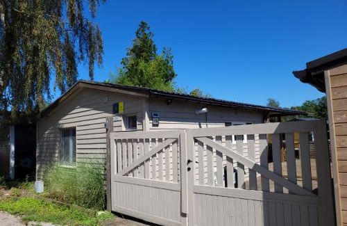 Geel Casa | Rustig gelegen chalet Solvo met terras aan het water