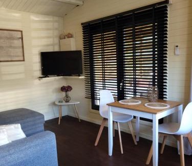 Geel Casa | Rustig gelegen chalet Solvo met terras aan het water