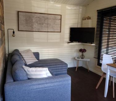 Geel Casa | Rustig gelegen chalet Solvo met terras aan het water