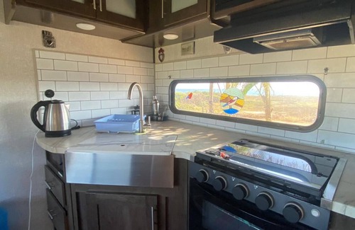 Puerto Escondido Casa | Casa rodante en la playa con alberca y Starlink