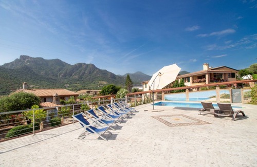 Cardedu Apartamento | S'Omu and Assunta 1P apartment with terrace and private pool.