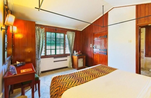 Maasai Mara Cabina | Safari Lovers' Dream: Relaxing Hotel w/ Outdoor Swimming Pool