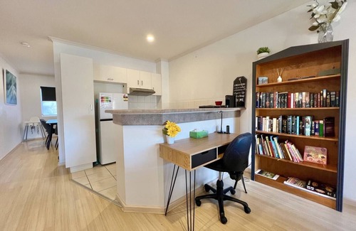 North Adelaide Condominio | Safe & secure 2 bedroom apartment on Melbourne St, North Adelaide. Near CBD and Hospital. Free Park.