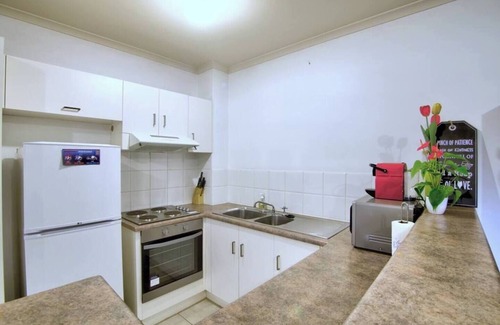 North Adelaide Condominio | Safe & secure 2 bedroom apartment on Melbourne St, North Adelaide. Near CBD and Hospital. Free Park.