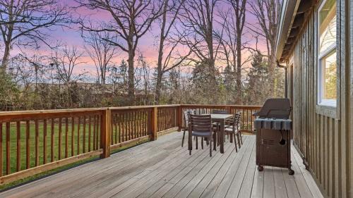 Asheville Casa | Sage Lodge by AvantStay 15 Min to Downtown Deck