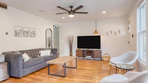 Asheville Casa | Sage Lodge by AvantStay 15 Min to Downtown Deck