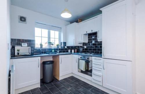 Clock Face Apartamento | Saint Helens Spacious 3BR Olive Suite Sleeps 7