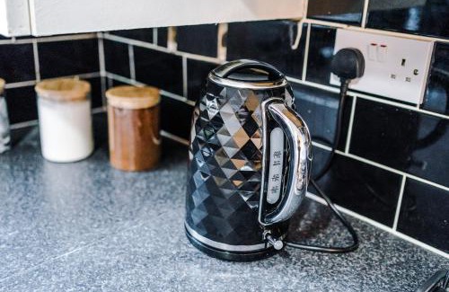 Clock Face Apartamento | Saint Helens Spacious 3BR Olive Suite Sleeps 7