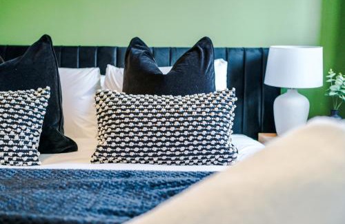 Clock Face Apartamento | Saint Helens Spacious 3BR Olive Suite Sleeps 7