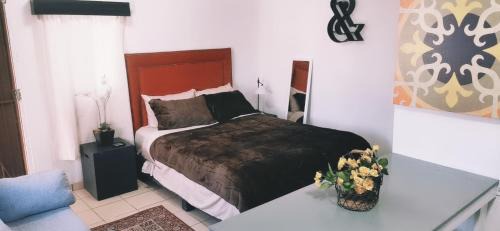 Rosarito Casa | Salón y habitaciones