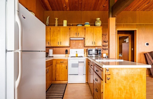 Kingston Cabaña | Salish Escape - Waterfront Cottage -Amazing Views!