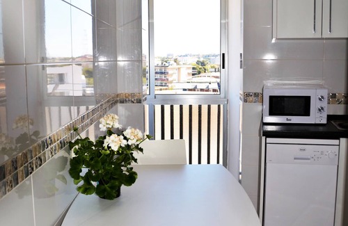 Centro de Salou Apartamento | El centro de Salou ofrece magníficas vistas al mar, a la playa, a 100 m, 3ch 2 sb, 2 wc, estacionamiento, wifi gratuito.