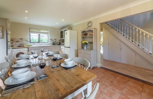 Holme Casa | Una casa tradicional de ladrillo y tiza que se aleja de la carretera en una calle tranquila en el encantador pueblo vacacional de Holme-next-the-Sea. Esta propiedad bien presentada de tres dormitorios, espaciosa y bien equipada, con su propio jardín ce...