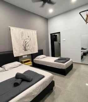 Pegawai Casa | Sam Choon Homestay 三春客棧 Batu Pahat City Centre 4R4B4CP 峇株巴轄民宿 市中心Summit旁邊 四房四浴停車方便