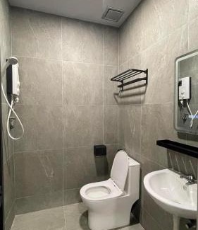 Pegawai Casa | Sam Choon Homestay 三春客棧 Batu Pahat City Centre 4R4B4CP 峇株巴轄民宿 市中心Summit旁邊 四房四浴停車方便