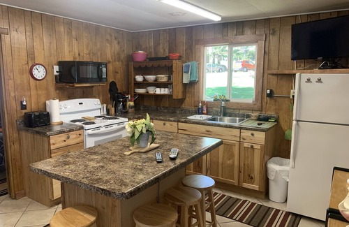 Sarona Cabina | Sam’sPlace Cabin 3 on Long Lake, near shoreline. Own dock available.