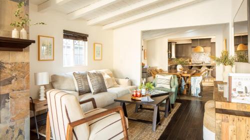 Balboa Peninsula Casa | Sand Castle by AvantStay Beach House on Balboa Peninsula w Patio Hot Tub