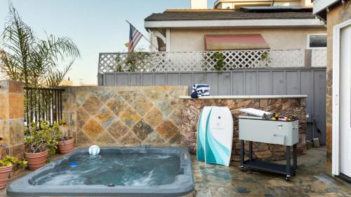 Balboa Peninsula Casa | Sand Castle by AvantStay Beach House on Balboa Peninsula w Patio Hot Tub