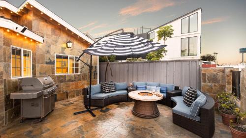 Balboa Peninsula Casa | Sand Castle by AvantStay Beach House on Balboa Peninsula w Patio Hot Tub